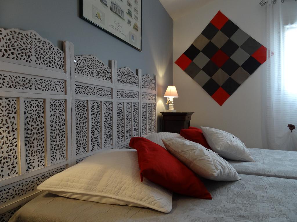 Une Chambre En Ville Savigneux  Room photo