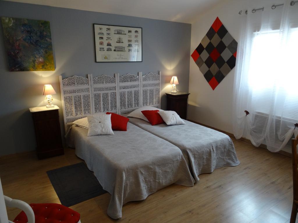 Une Chambre En Ville Savigneux  Room photo