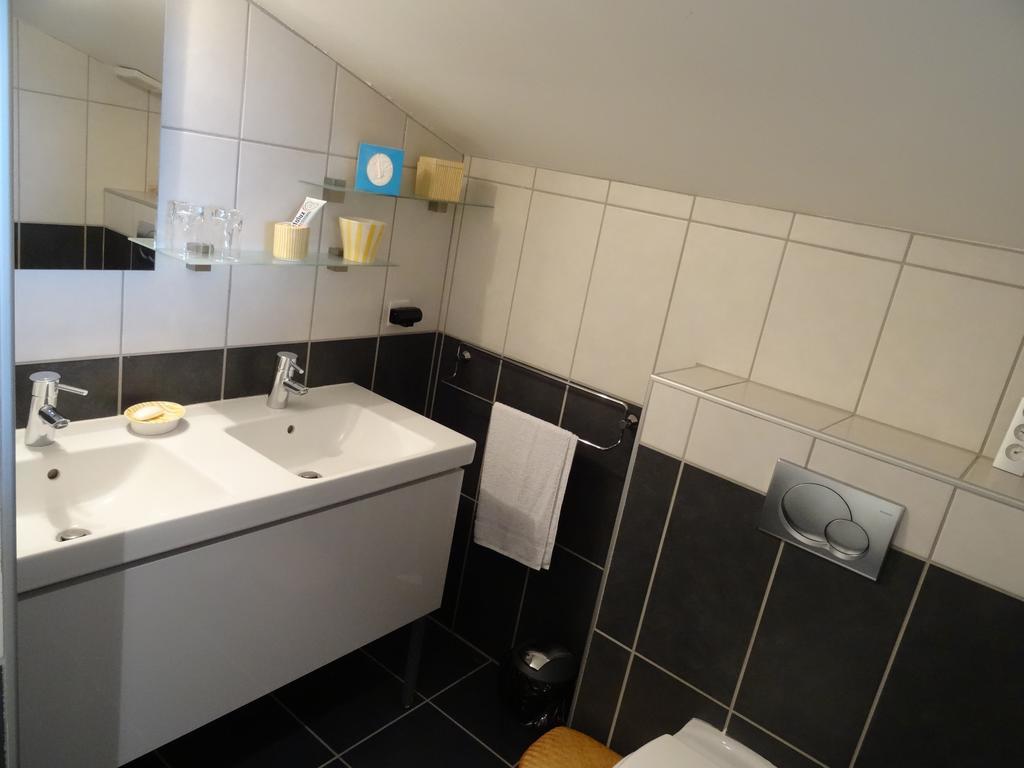 Une Chambre En Ville Savigneux  Room photo
